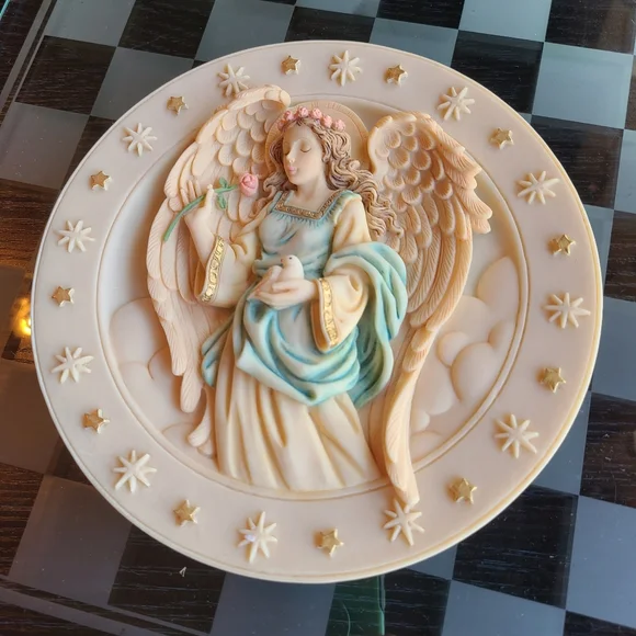 Versace Angelic Plate with Gold and Cream Accents - Picture 2 of 8